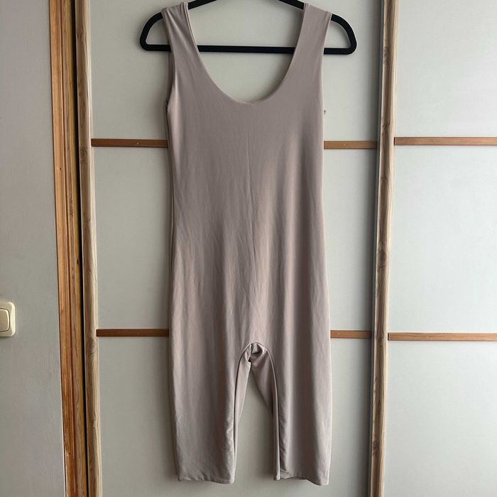 Beżowy kombinezon damski. 38