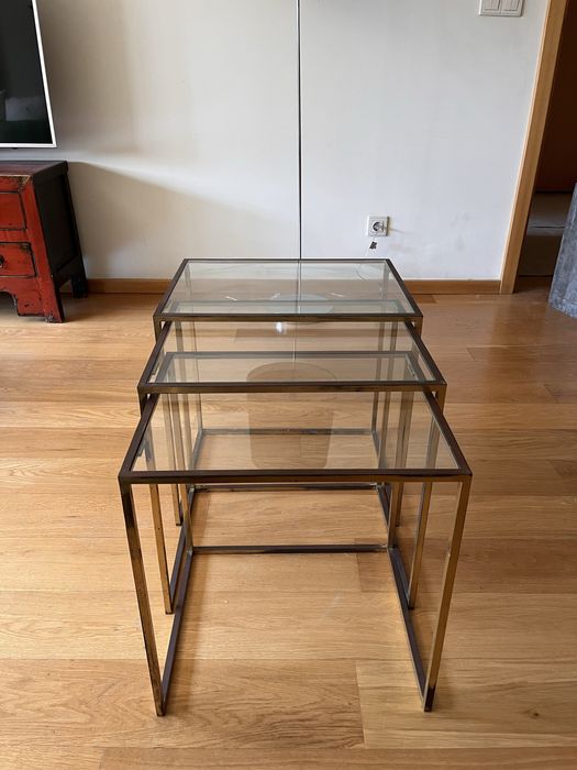 Conjunto de mesas de apoio em vidro e metal