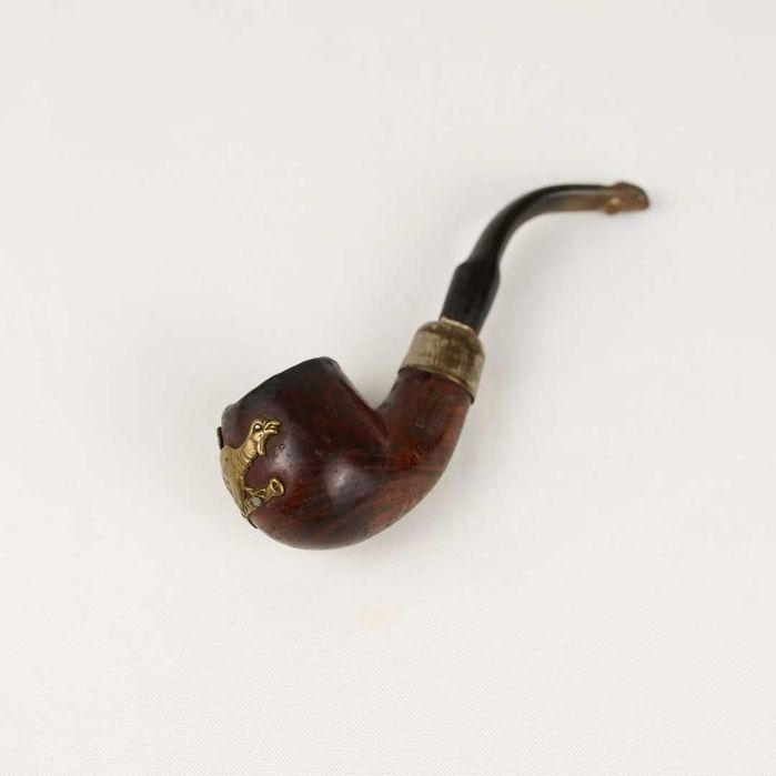 Cachimbo em madeira decorado com ave metálica