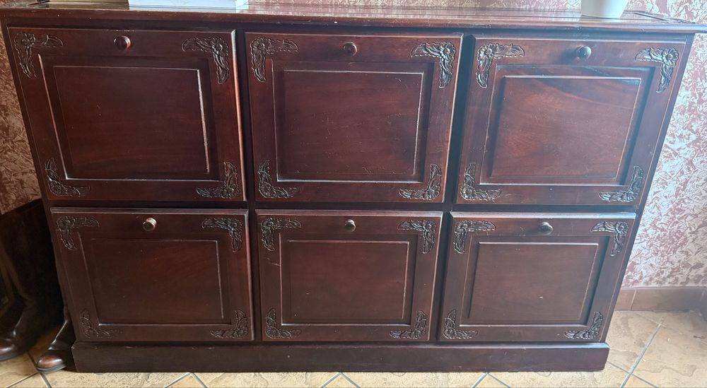 Szafka, kredens drewniany na buty w stylu antycznym, z rzeźbieniami