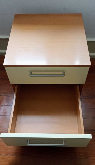 Mesa de cabeceira ou de escritório com rodas