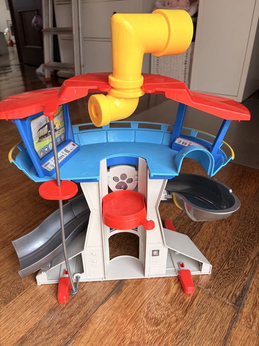 Torre de controlo e bonecos Patrulha Pata