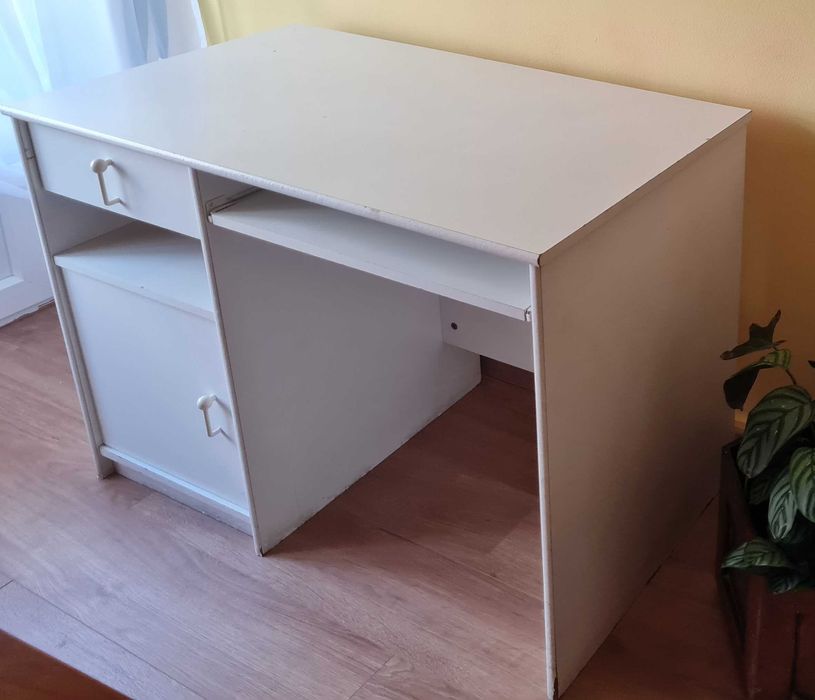 Ampla secretária em madeira lacada a branco e com muita arrumação