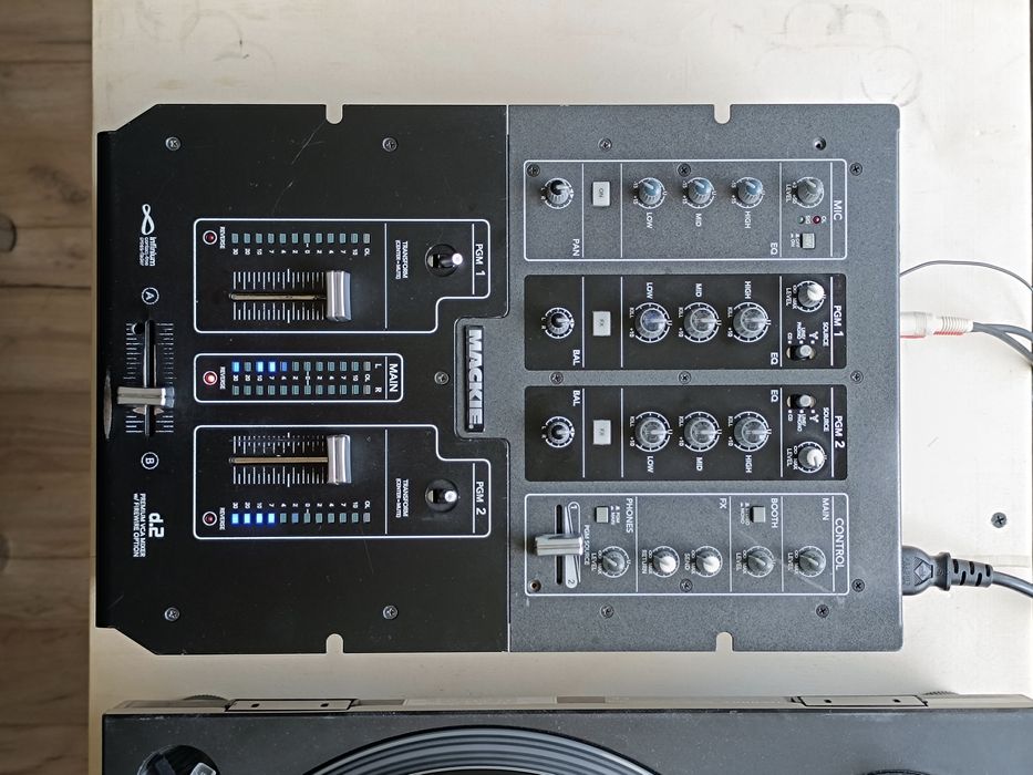 Mackie d.2 DJ mixer