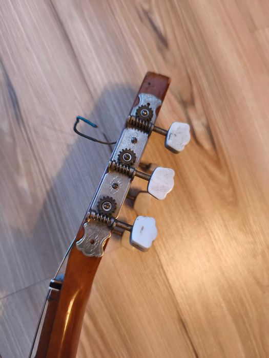 Stara gitara drewniana