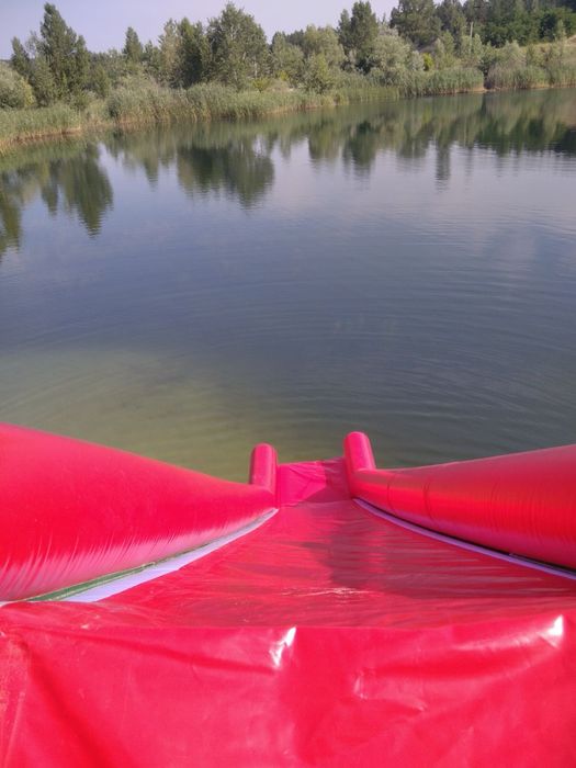 Горка надувная, с дуйкой в комплекте.