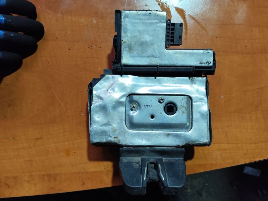 Opel Vectra C kombi zamek elektryczny klapy bagażnika 244.67824