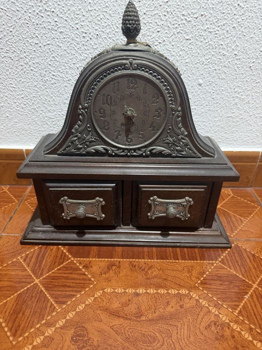 Relogio em estanho em bom estado