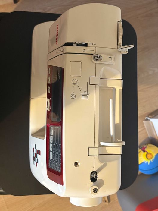 Janome TXL 607 – komputerowa maszyna do szycia + stolik | komplet