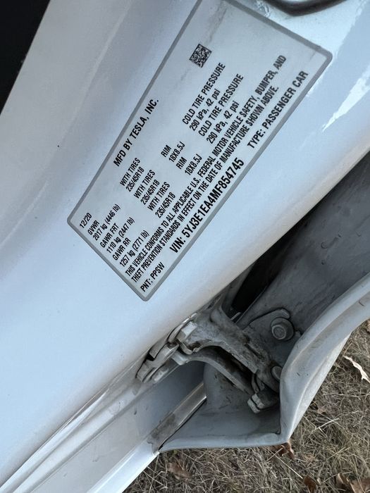 Белая Тесла Tesla Model 3 2020 restyling рестайлінг 60 kWt