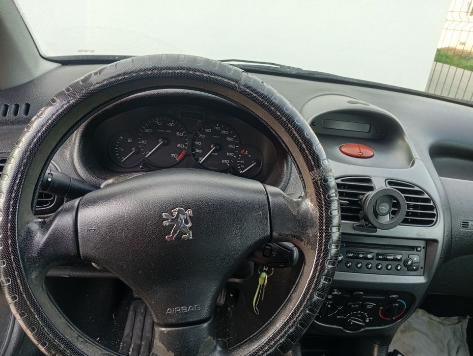 Peugeot 206       2005 a gasolina  leia a descrição