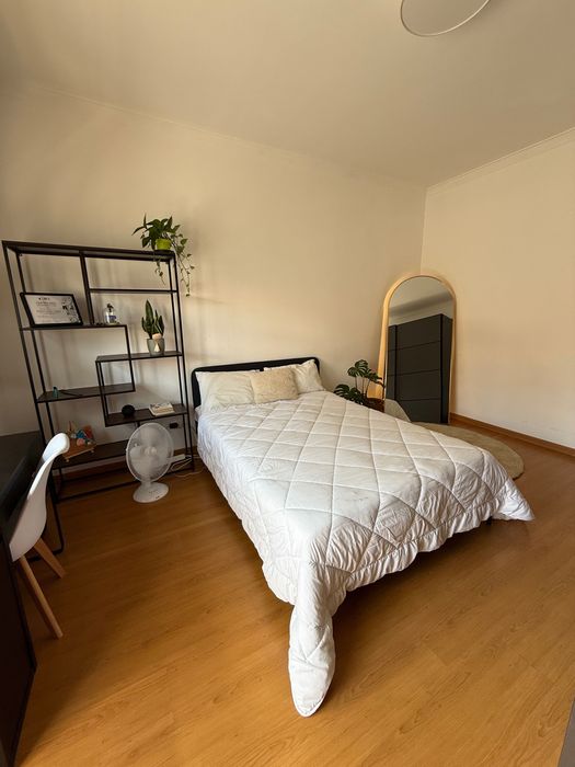 Quarto Privado e Luminoso em Benfica | Apenas Mulheres (Curta Duração)