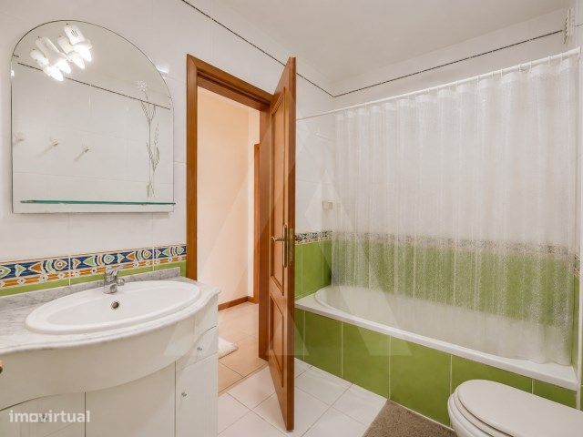 Apartamento T1 com garagem fechada na Praia da Barra