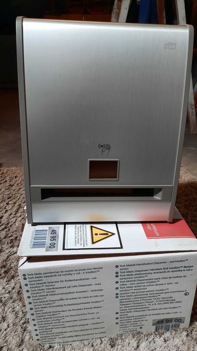 Automatyczny podajnik ręczników papierowych Tork