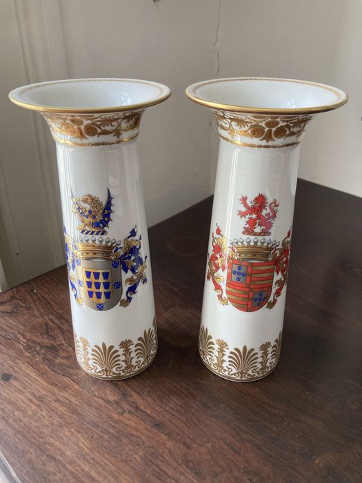 Várias peças de porcelana fina