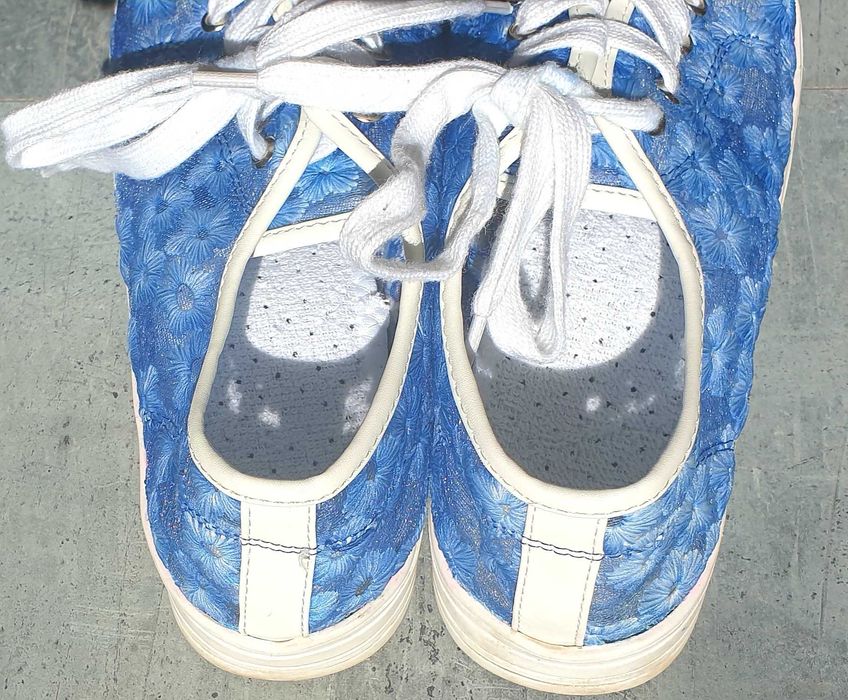 Trampki haftowane na tiulu.