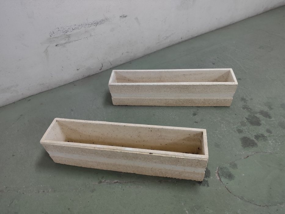 Floreira em pedra bege.