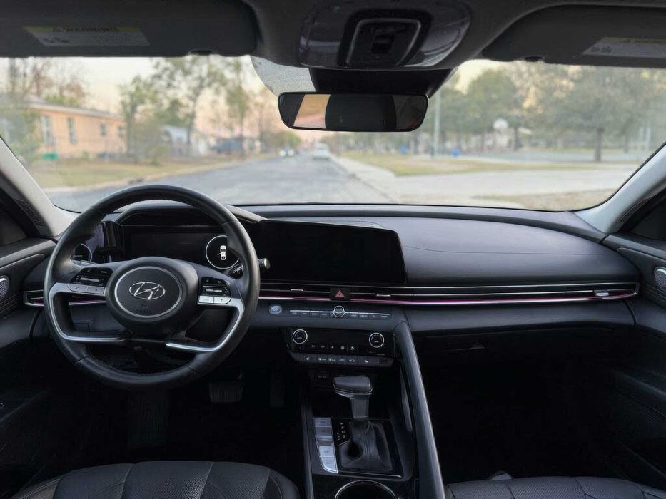 Hyundai Elantra Limited      2022