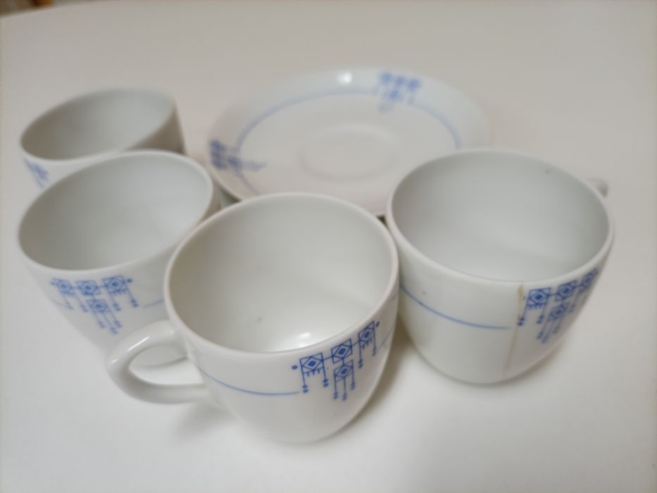 4 chávenas de café+3 pires Vista Alegre