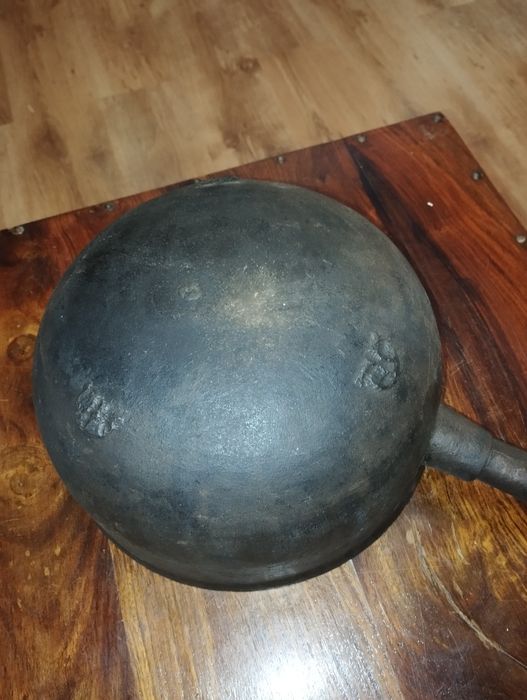 Stary, mega ciężki garnek żeliwny z okrągłym dnem