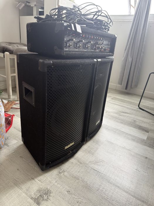 Mesa e caixas de som