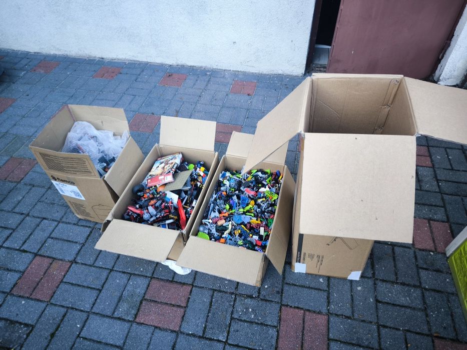 38 kg klocków LEGO plus 10 kg instrukcji
