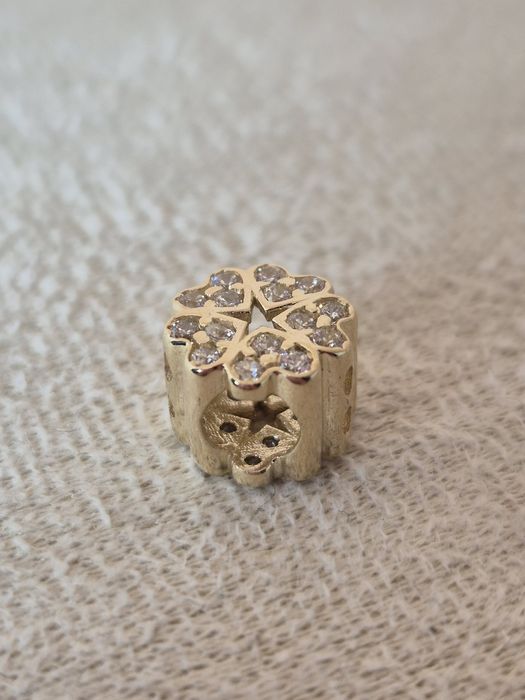 Złoty charms kwiatek białe cyrkonie 585