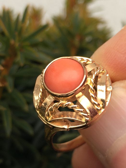 Pierscionek 14k złoty kopułka naturalny koral.
