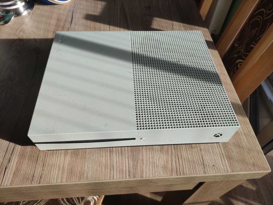 Xbox One S - uszkodzony z przeznaczeniem na części