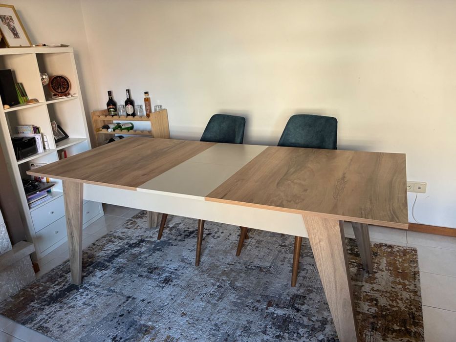Mesa de jantar extensível 1,60/2,00m + 4 cadeiras em veludo – Excelente estado