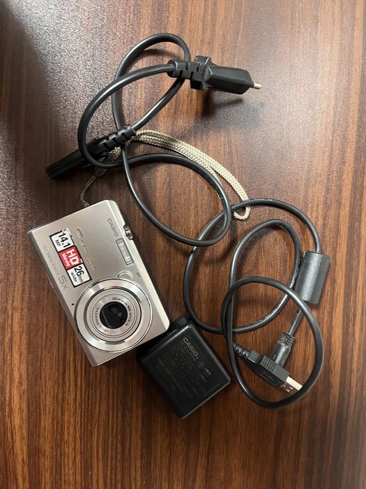 Цифровой фотоаппарат casio Exilim  ZS-10 с зарядным