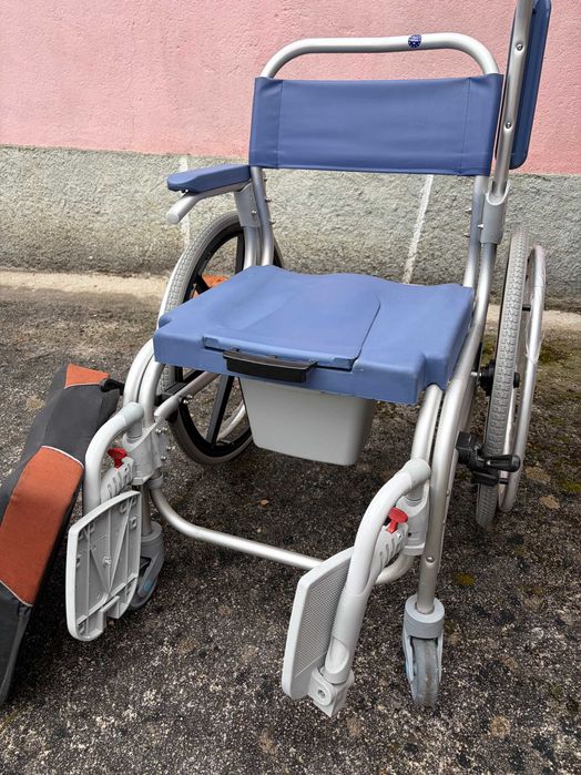 Cadeira de banho e toalete de alumínio autopropulsionada com rodas grandes