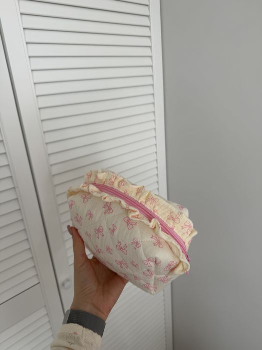 Kosmetyczka kremowo rózowa w kokardki akcesoria pinterest coquette