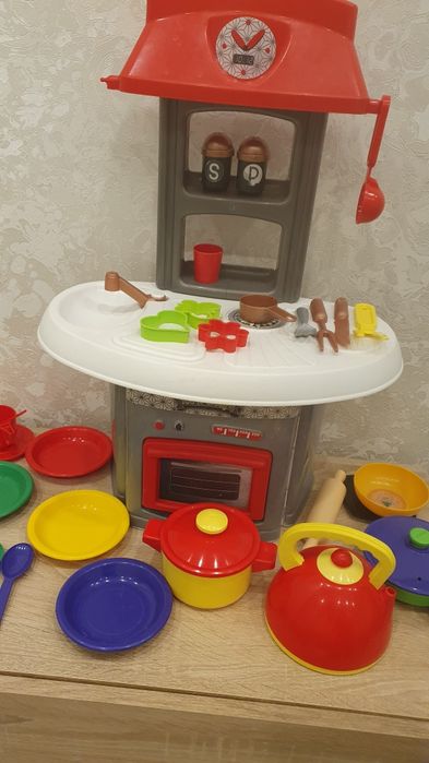 Детская кухня с посудкой