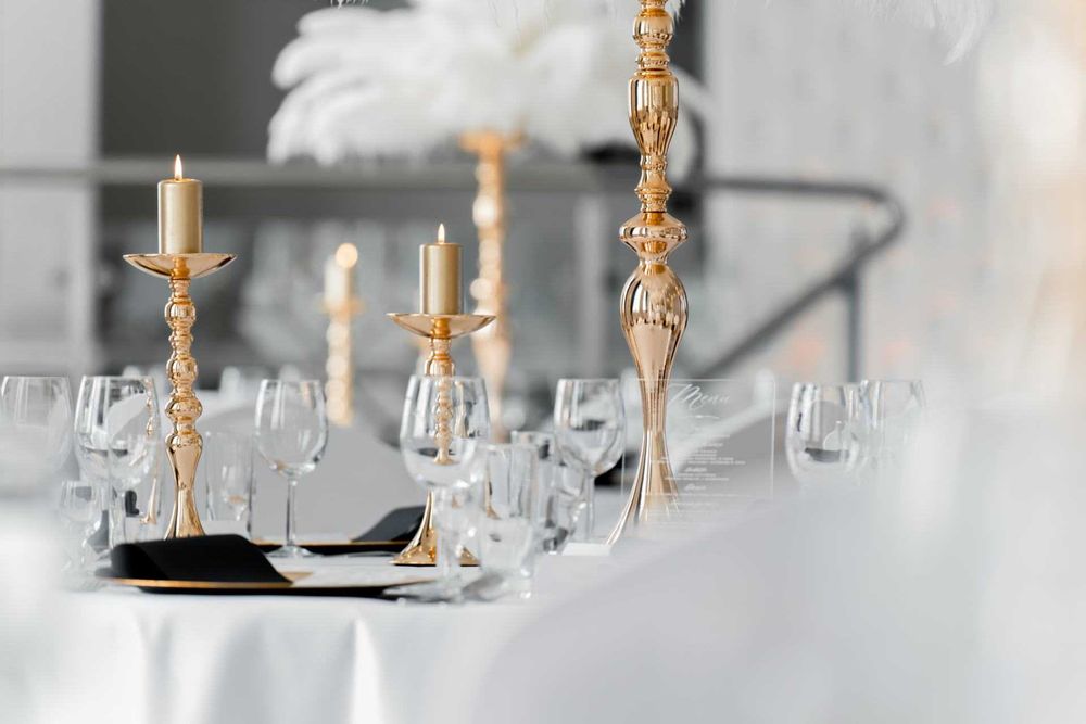 białe pióra strusie, kompozycje ze strusimi piórami