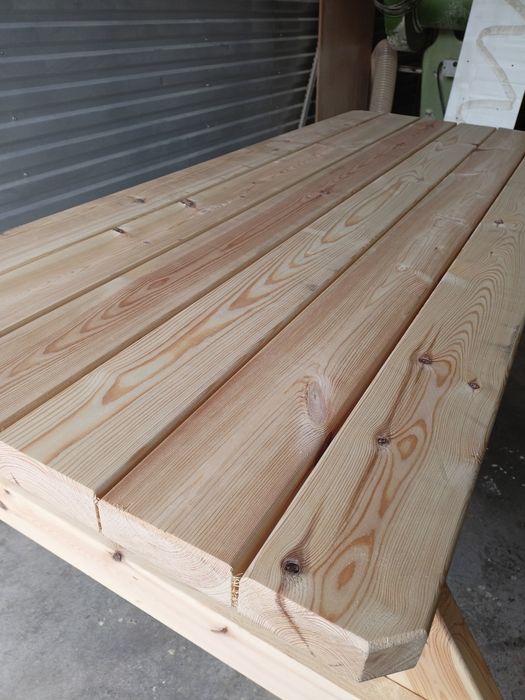 drewniany stół ogrodowy