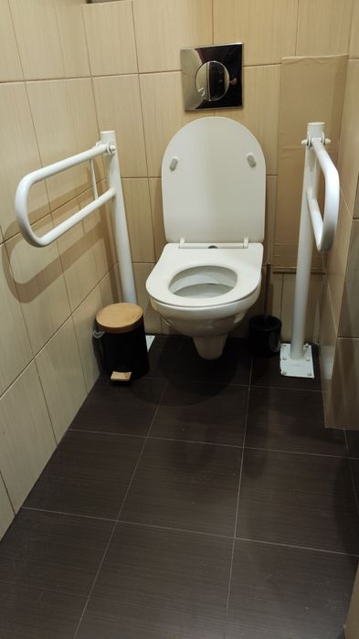 Poręcz uchylna podłogowa 600 mm