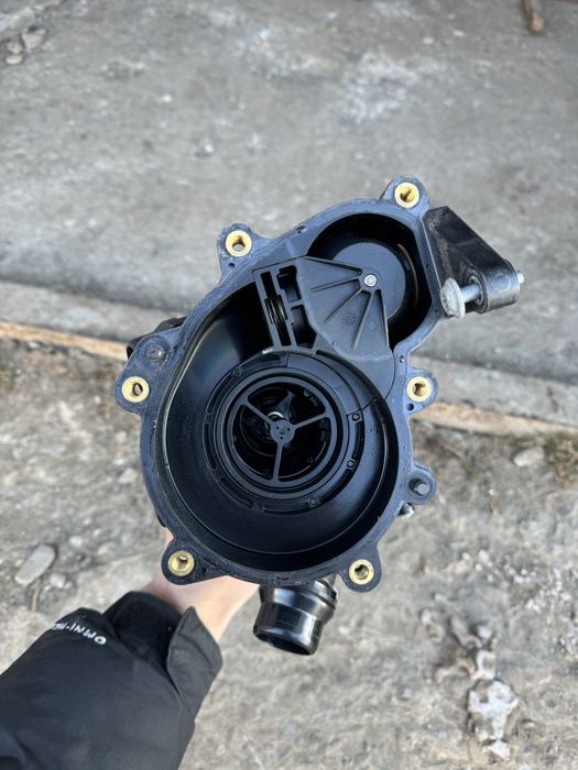 Помпа водяна (насос) охолодження, в зборі з корпусом 06L121111P VAG