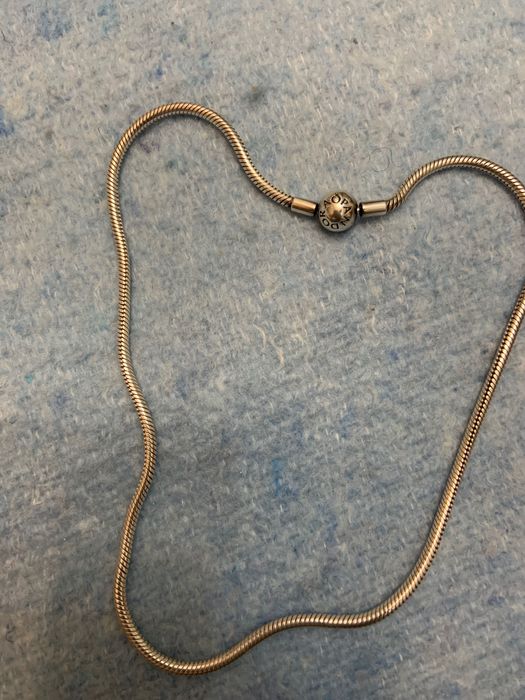 Colar de prata, marca pandora em bom estado