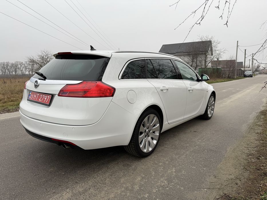 Автомобіль свіжопригнаний з Німеччини, вже повністю розмитнений, без пробігу нашими дорогами!!! Модельний рік авто - 2011!!! Стан автомобіля ідеальний, як новий, оскільки авто придбано в Німеччині від першого власника!Робити по автомобілю нічого не потрібно, обслужене повністю, в тому числі замінено ремені!!! Авто повністю у рідній фарбі (підфарбовувалось у Німеччині лише заднє ліве крило - прибиралась царапинка)!!! Скло по всьому автомобілю рідне (лобове у тому числі)! Автомобіль в дуже гарному стані, салон як новий, їде гарно і дуже економно! Дуже гарна комплектація з клімат-контролем, круїз-контролем, навігацією, сенсором дощу, датчиком світла, переднім та заднім парктроніками, електрорегулюванням та підігрівом дзеркал, електросклопідіймачами, бортовим компʼютером, регулятором висоти фар, керуванням магнітолою та бортовим компʼютером на кермі, підігрівом лобового скла, салоном трансформером, подушками безпеки водія і всіх пасажирів!!! Виглядає авто, реально, як нове!!! Наявний техогляд у Німеччині, що документально підтверджує пробіг!!! Авто реально як нове!!! Впевнений Вам сподобається!!! Не порівнюйте з авто, які вже наїздились по Україні - це чистий Німець!!! Дуже хороший і збережений стан!!!