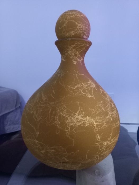 Louça decorativa azul e amarelo.