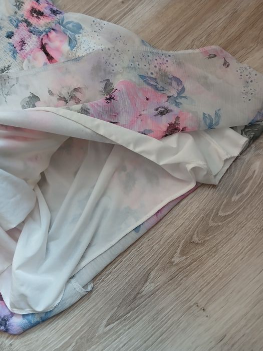 Urocza kwiecista sukienka