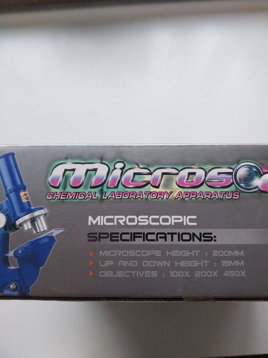 Microscópio com acessórios