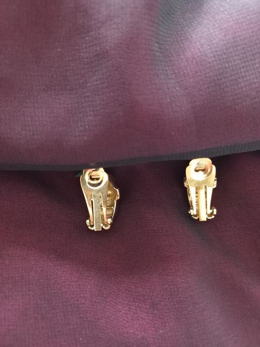 Conjunto brincos dourados com brilhantes  e pedras vermelhas  Shock