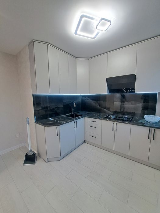 Продам 2 км Поверх 3/5 ,базар
