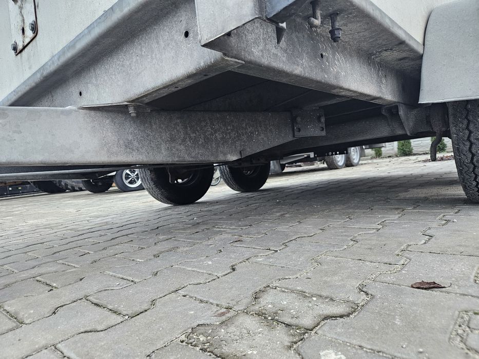 Przyczepka samochodowa zamknięta