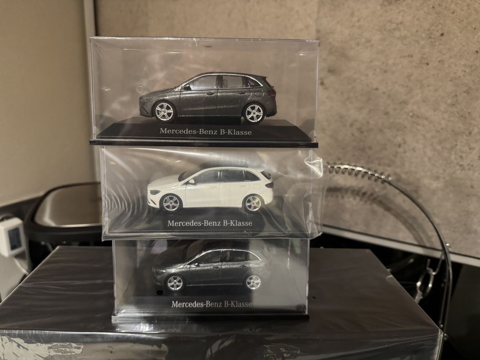 Mercedes B-Class B klasa W247 szary bialy 1:43 Herpa