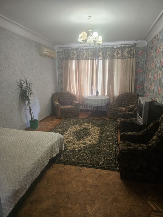 СДАМ ПОСУТОЧНО2к.в центре в парке Бабаева