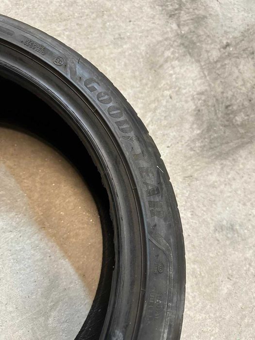 37 - Pneu good year 215/40 r18