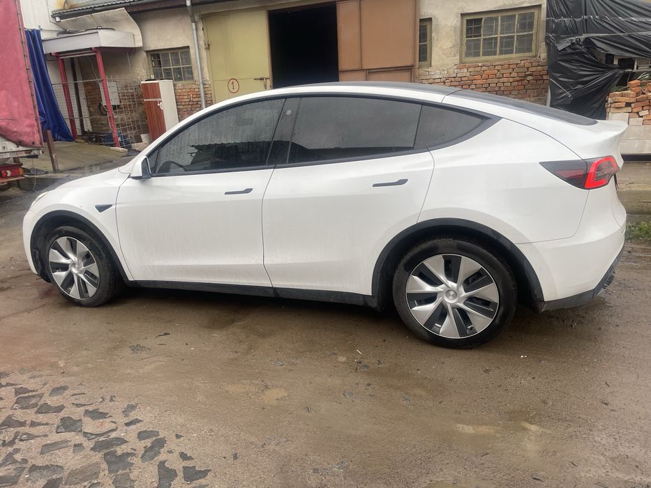 Тесла Y 2022 року